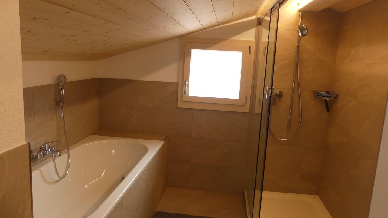 Badewanne und Dusche im 2. Obergeschoss Badewanne und Dusche im 2. Obergeschoss